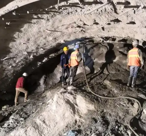 洞口隧道拱顶带模注浆料，微膨胀注浆料的特点及施工工艺